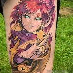 Фото татуировки на бедре с изображением Гаары из аниме Naruto. Яркие цвета, детализированная проработка и динамичная композиция.