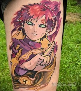 Фото татуировки на бедре с изображением Гаары из аниме Naruto. Яркие цвета, детализированная проработка и динамичная композиция.