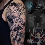 Фото татуировки на плече с изображением Какаши Хатаке и Обито Учиха из аниме Naruto. Черно-белая графика, детализированная проработка и сложная композиция.