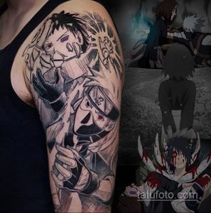 Фото татуировки на плече с изображением Какаши Хатаке и Обито Учиха из аниме Naruto. Черно-белая графика, детализированная проработка и сложная композиция.
