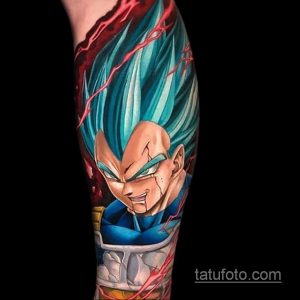 Фото татуировки на предплечье с изображением Вегеты из аниме Dragon Ball Z в форме Супер Сайяна. Яркие цвета, детализированная проработка и динамичная композиция.