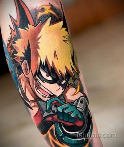 Фото татуировки на предплечье с изображением Кацуки Бакуго из аниме My Hero Academia. Яркие цвета, динамичная поза и детализированная проработка.