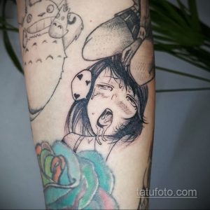 Фото тату Сэн и Тито из аниме Totoro на руке. Рисунок выполнен в черно-белой гамме с использованием графической техники и акцентом на эмоциях.