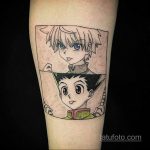 Фото тату Гон и Киллуа из аниме Hunter x Hunter на руке. Рисунок выполнен в черно-белой гамме с использованием графической техники и стилизован под комикс.
