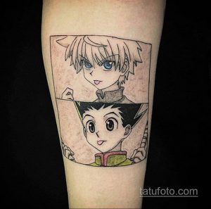 Фото тату Гон и Киллуа из аниме Hunter x Hunter на руке. Рисунок выполнен в черно-белой гамме с использованием графической техники и стилизован под комикс.