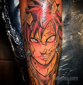 Фото тату Гоку из аниме Dragon Ball Z на руке. Рисунок выполнен в ярких цветах с использованием детализированной проработки и эффекта трансформации.