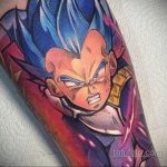 Фото тату Вегеты в форме Супер Сайяна из аниме Dragon Ball Z на руке. Рисунок выполнен в ярких цветах с использованием детализированной проработки.