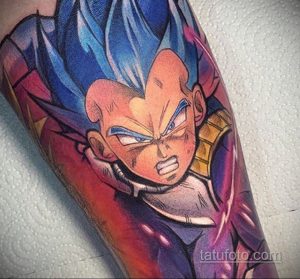 Фото тату Вегеты в форме Супер Сайяна из аниме Dragon Ball Z на руке. Рисунок выполнен в ярких цветах с использованием детализированной проработки.
