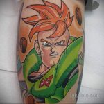 Цветное фото тату на руке с изображением персонажа из Dragon Ball, выражающего гнев и решимость. Яркие цвета и динамичная поза.