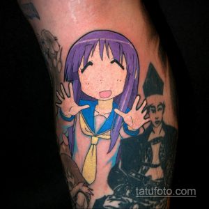 Фото тату Юко из Mirai Nikki на руке. Рисунок в стиле аниме с фиолетовыми волосами и голубыми глазами.