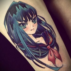 Фото тату Рэй Хино из Sailor Moon на руке. Рисунок в стиле аниме с длинными темными волосами и красным бантом.