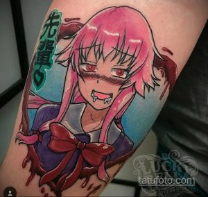 Фото тату Юно Гасай из аниме Mirai Nikki на руке. Детализированный рисунок с розовыми волосами и красными брызгами.