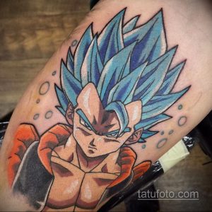 Фото тату: татуировка с изображением Гоку из Dragon Ball Z в форме Супер Сайяна на руке, с яркими голубыми волосами и энергией.