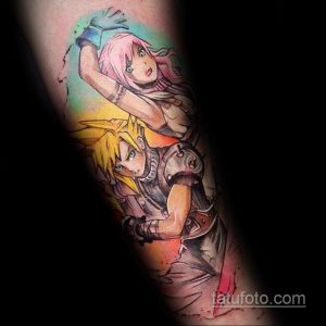 Фото тату: татуировка с изображением Клауда и Аэрис из Final Fantasy VII в романтической позе на руке.