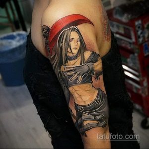 Фото тату: татуировка с изображением Сефирота из Final Fantasy VII с длинным мечом и красным плащом на плече.