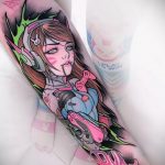 Фото тату: героиня D.Va из игры Overwatch с розовыми акцентами и неоновым свечением на руке.