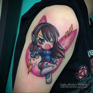 Фото татуировки на плече с изображением D.Va из игры Overwatch. Яркий и красочный рисунок татуировки в стиле чиби.