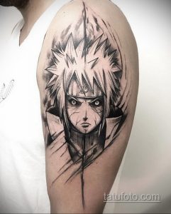 Черно-белое фото татуировки с изображением Наруто Узумаки из аниме Naruto. Детализированный рисунок татуировки на плече.