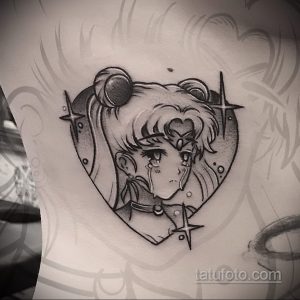 Черно-белое фото татуировки с изображением Sailor Moon в форме сердца. Детализированный рисунок татуировки в стиле аниме.