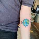 Фото татуировки з планетой Земля 22.04.2020 №022 -planet earth tattoo- tatufoto.com