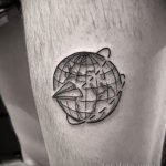 Фото татуировки з планетой Земля 22.04.2020 №034 -planet earth tattoo- tatufoto.com