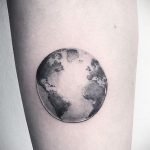 Фото татуировки з планетой Земля 22.04.2020 №046 -planet earth tattoo- tatufoto.com