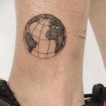 Фото татуировки з планетой Земля 22.04.2020 №053 -planet earth tattoo- tatufoto.com