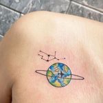 Фото татуировки з планетой Земля 22.04.2020 №057 -planet earth tattoo- tatufoto.com