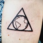 Фото татуировки з планетой Земля 22.04.2020 №060 -planet earth tattoo- tatufoto.com