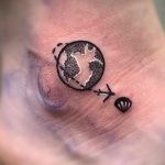 Фото татуировки з планетой Земля 22.04.2020 №068 -planet earth tattoo- tatufoto.com