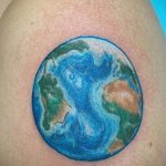 Фото татуировки з планетой Земля 22.04.2020 №071 -planet earth tattoo- tatufoto.com