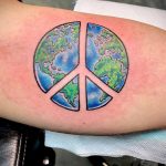 Фото татуировки з планетой Земля 22.04.2020 №074 -planet earth tattoo- tatufoto.com