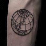 Фото татуировки з планетой Земля 22.04.2020 №088 -planet earth tattoo- tatufoto.com