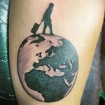 Фото татуировки з планетой Земля 22.04.2020 №089 -planet earth tattoo- tatufoto.com