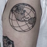 Фото татуировки з планетой Земля 22.04.2020 №091 -planet earth tattoo- tatufoto.com
