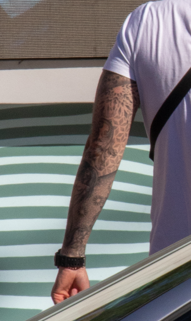Дотворк татуировка рукавом на левой руке парня – рисунок девушки и тени ребенка - Уличная татуировка (Street tattoo) № 03 – 11.05.2020 для tatufoto.com 1