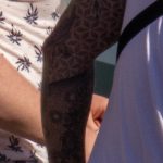 Дотворк татуировка рукавом на левой руке парня – рисунок девушки и тени ребенка - Уличная татуировка (Street tattoo) № 03 – 11.05.2020 для tatufoto.com 3