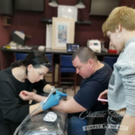 Фотографии процесса нанесения татуировки в виде черной пятиконечной звезды на руке, демонстрирующие работу мастера и финальный результат.