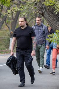 Фото тату на руке мужчины: детализированный рисунок дракона, обвитого цветами, выполненный в ярких красках. Идеальный эскиз тату для любителей восточной мифологии.