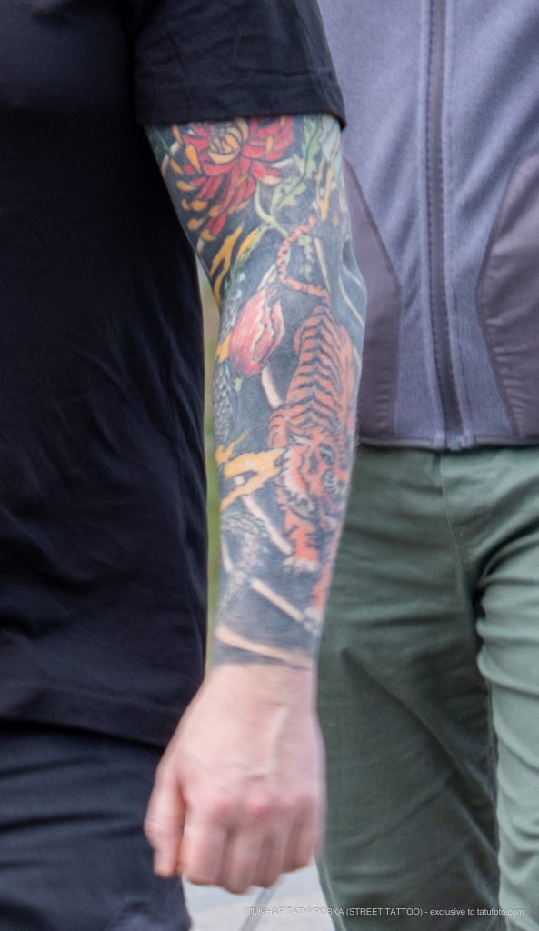 Тату рукавом на левой руке мужчины в японском стиле с тигром – 09.05.2020 - Уличная татуировка (Street tattoo) – tatufoto.com 2