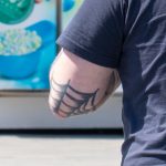Тату с паутиной на локте левой руки парня – 09.05.2020 - Уличная татуировка (Street tattoo) – tatufoto.com 5