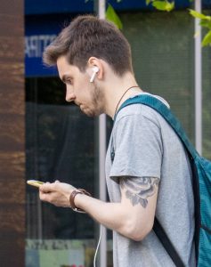 Фото тату: реалистичная татуировка розы на предплечье мужчины. Изображение выполнено в черно-серых тонах с детальной проработкой лепестков и листьев.