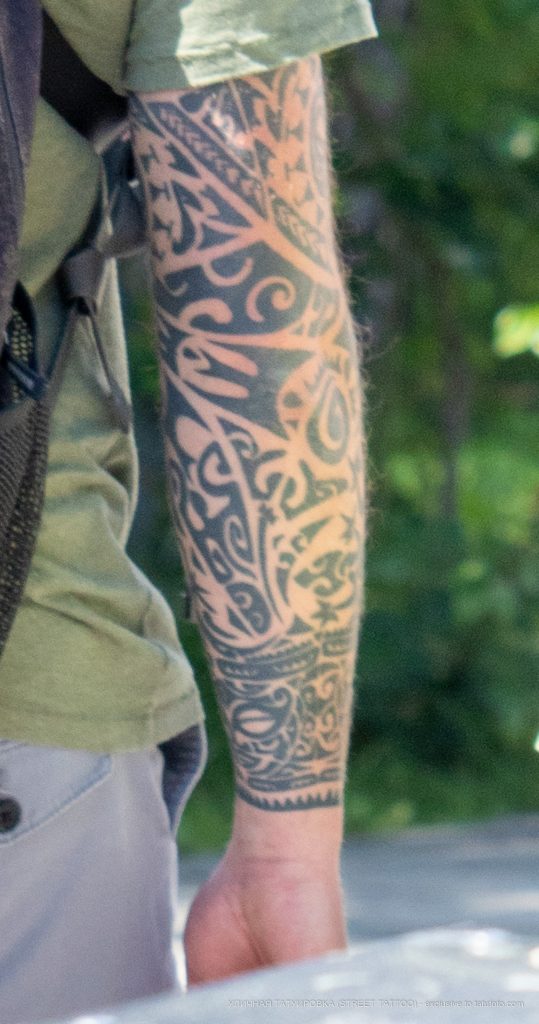 Тату с узорами маори – рукав на правой руке молодого парня – 09.05.2020 - Уличная татуировка (Street tattoo) – tatufoto.com 2