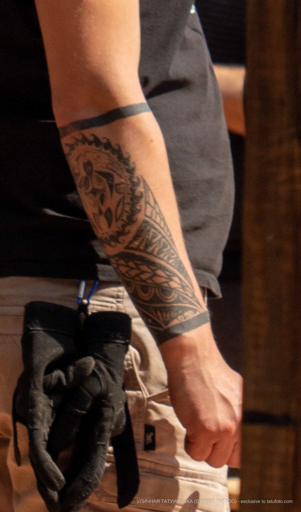 Тату с черепахой и узорами маори на запястье правой руки парня – 09.05.2020 - Уличная татуировка (Street tattoo) – tatufoto.com 3