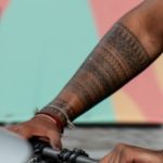 Татуировка на запястье парня с полинезийским узором - Уличная татуировка (Street tattoo) № 03 – 11.05.2020 для tatufoto.com 3