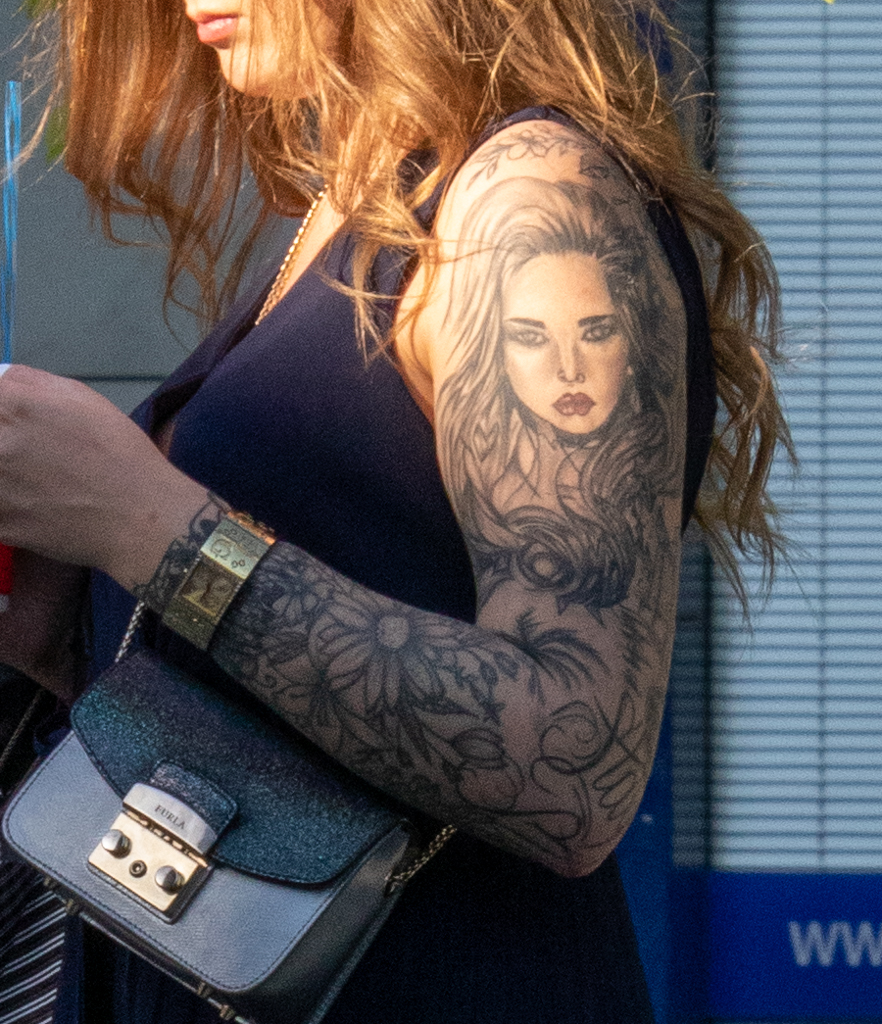 Татуировка с портретом в рукаве на левой руке девушки - - Уличная татуировка (Street tattoo) № 03 – 11.05.2020 для tatufoto.com 2