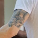 Татуировка с розой и надписями от плеча до локтя парня – 09.05.2020 - Уличная татуировка (Street tattoo) – tatufoto.com 3