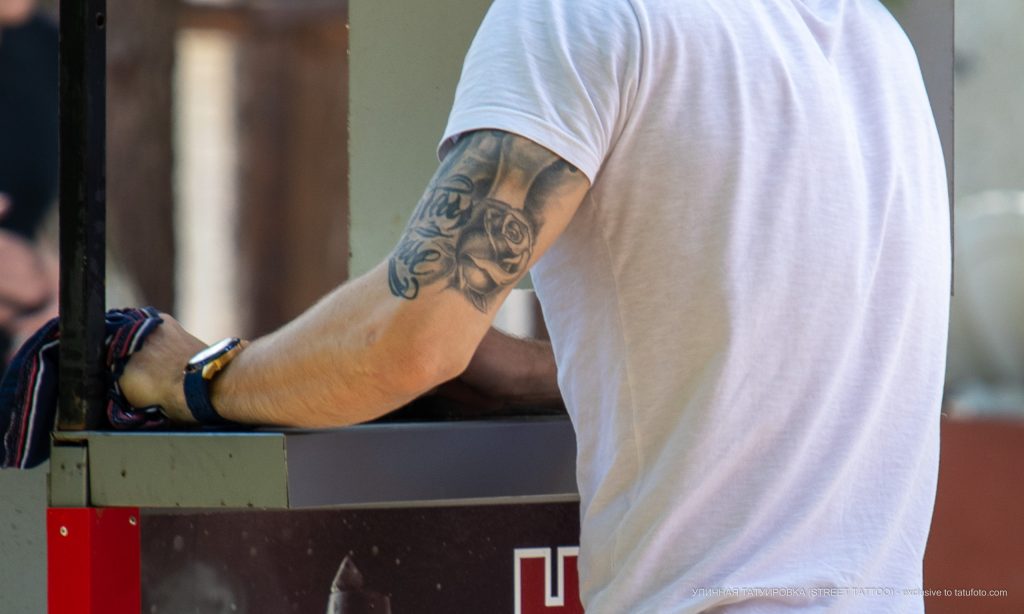 Татуировка с розой и надписями от плеча до локтя парня – 09.05.2020 - Уличная татуировка (Street tattoo) – tatufoto.com 4