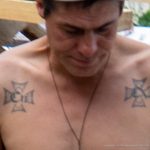 Тюремная тату с крестами на ключицах и трайбл узор на руке мужчины – 09.05.2020 - Уличная татуировка (Street tattoo) – tatufoto.com 2