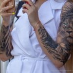 Фото девушки с тату рукавами – лев с голубыми глазами и крылья – 09.05.2020 - Уличная татуировка (Street tattoo) – tatufoto.com 4